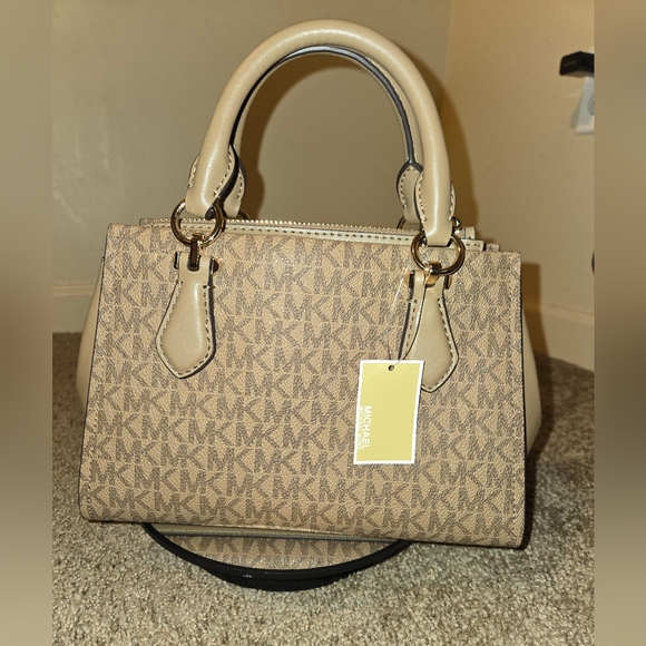 SOLD‼️NWT Michael Kors Marilyn Small Logo Crossbody Bag - Picture 5 of 13